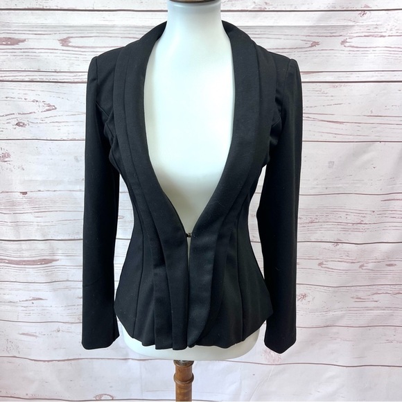 Femme Los Angeles Stretch Pleated Tuxedo Blazer - Picture 5 of 8
